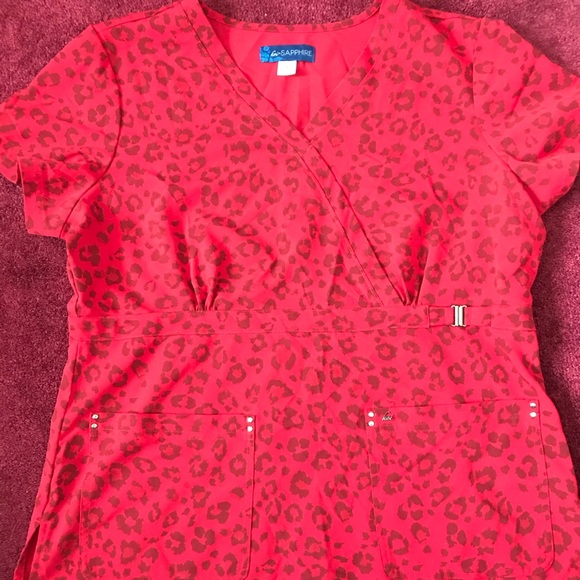 Large Koi Sapphire scrub top EUC